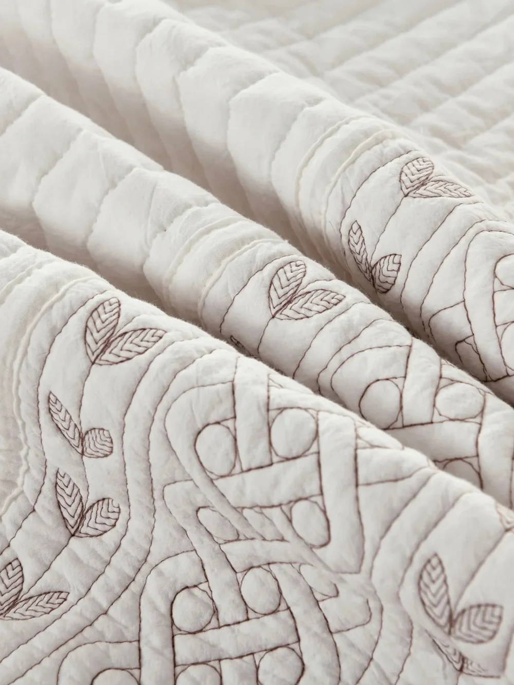 3 PIECE 100% COTTON WHITE STRIPE QUILT SET – CLASSIC EMBROIDERED BEDSPREAD